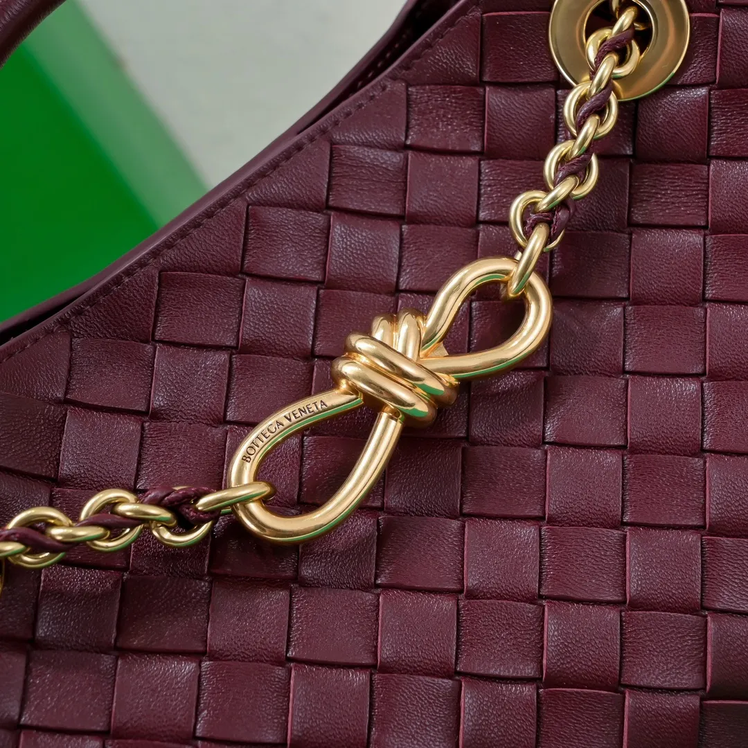 Batch 1960 BOTTEGA VENETA 2024 spring and summer new small ANDIAMO chain bag is also available! 🔥🔥I believe many friends have been waiting for a long time. The metallic chain adds a touch of sophistication to the original softness and elegance of Andiamo. The collision of classic craftsmanship and elegance creates a different kind of beauty. Style number: 6008 Size: 25*22*10.5cm